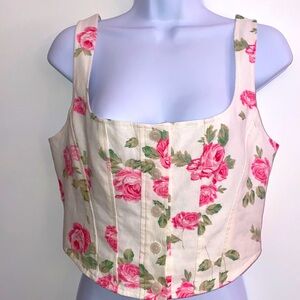 WAYF Romeo Floral Linen Blend Crop Top
No tag measures 18” pit 2 pit unstretched